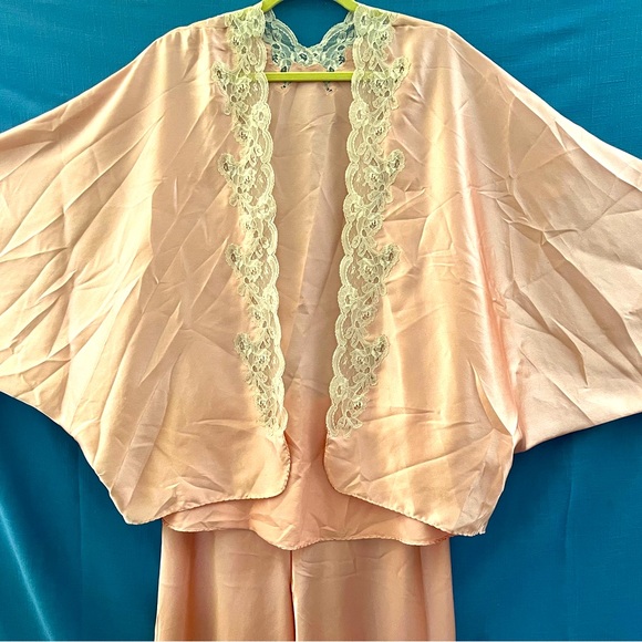 Pretty set purchased in 1985 from high-end boutique. Pink satin, cream lace. - Picture 5 of 8